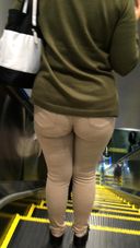 【For butt fetish】Woman walking in the city at night in pita pita pants